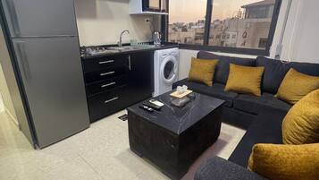 Apartment, 1 Bedroom, Accessible, Smoking | Living room