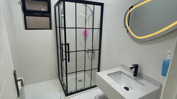Apartment, 1 Bedroom, Accessible, Smoking | Bathroom