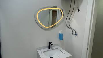 Apartment, 1 Bedroom, Accessible, Smoking | Bathroom