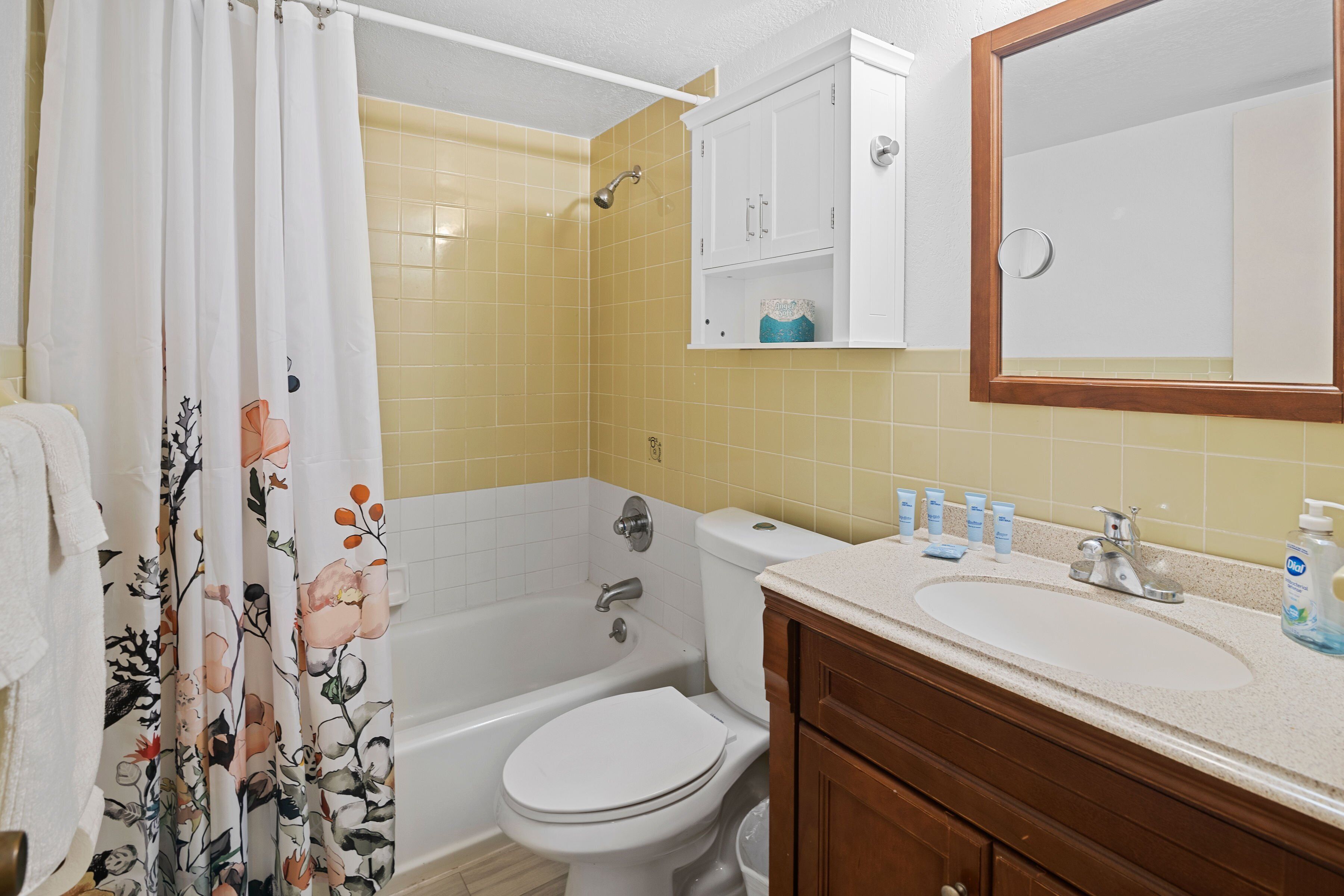 Un baño con bañera, inodoro y lavamanos.