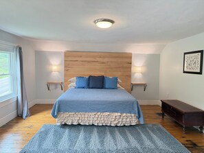 Room - Tranquil farmhouse with large rooms and pasture views. (Cortland)