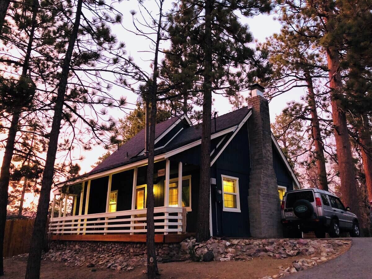 Artistic Mid-Century Cabin w/ Hot Tub & Fire Pit