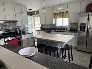 Microwave, oven, stovetop, dishwasher - 3-bedroom House in Cozy Mundelein with Private Patio and Grill (Mundelein)