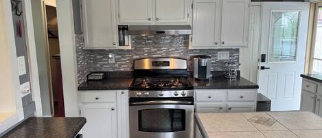 Mikroaaltouuni, uuni, liesi, astianpesukone