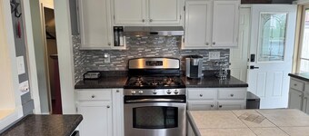 3-bedroom House in Cozy Mundelein with Private Patio and Grill