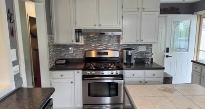 3-bedroom House in Cozy Mundelein with Private Patio and Grill