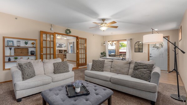 Smart TV, DVD player, books - Raindrop Condo - Private Deck Near Beach (Pepin)