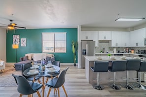 Dining room - ROVE LIVING/KB - Zone Westgate (Glendale)