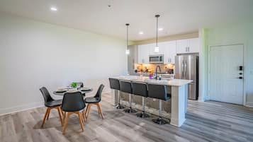 Deluxe Apartment, 2 Bedrooms, Non Smoking, Balcony | In-room dining