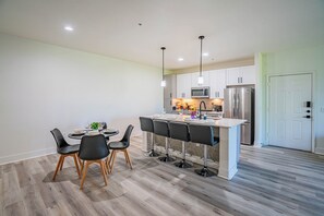Deluxe Apartment, 2 Bedrooms, Non Smoking, Balcony | In-room dining