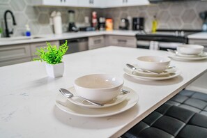 Elite Apartment, 1 Bedroom, Balcony, Pool View | Private kitchen | Full-size fridge, microwave, oven, stovetop