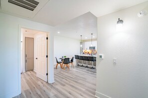 Deluxe Apartment, 2 Bedrooms, Non Smoking, Balcony | In-room dining