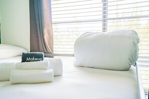 Leilighet – deluxe, 2 soverom, ikke-røyk, balkong | Skrivebord, skrivebord for bærbar PC og blendingsgardiner