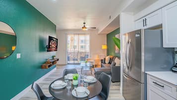 Luxe appartement, 1 slaapkamer, niet-roken, uitzicht op zwembad | Woonruimte | Een 55-inch smart-tv met digitale zenders