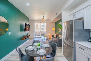 Departamento de lujo, 1 habitación, para no fumadores, vista a la alberca | Área de sala de estar | Smart TV de 55 pulgadas con canales digitales