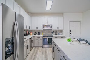 Refrigerador con freezer, microondas, horno, placa de cocina