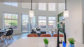 Appartement supérieur, 2 chambres, balcon, vue sur la cour intérieure | Cuisine privée | Réfrigérateur grande capacité avec congélateur, four à micro-ondes