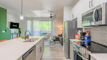 Appartement exécutif, 2 chambres, non-fumeur, balcon | Cuisine privée | Réfrigérateur grande capacité avec congélateur, four à micro-ondes