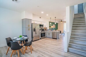 Full-sized fridge, microwave, oven, stovetop