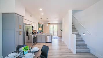 Exclusive-huoneisto, 2 makuuhuonetta, tupakointi kielletty, parveke | Yksityinen keittiö | Täysikokoinen jääkaappi, mikroaaltouuni, uuni, liesi