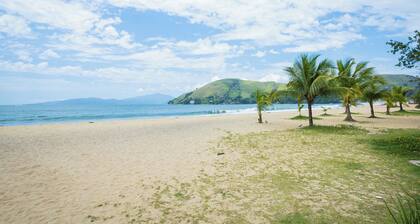 FLAT NA AREIA DA PRAIA DE GARATUCAIA, ANGRA DOS REIS