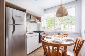 Fridge, microwave, oven, stovetop - FLAT NA AREIA DA PRAIA DE GARATUCAIA, ANGRA DOS REIS (Angra dos Reis)