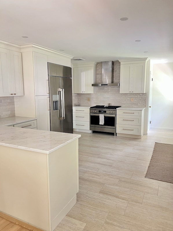 Oven, stovetop, coffee/tea maker, electric kettle