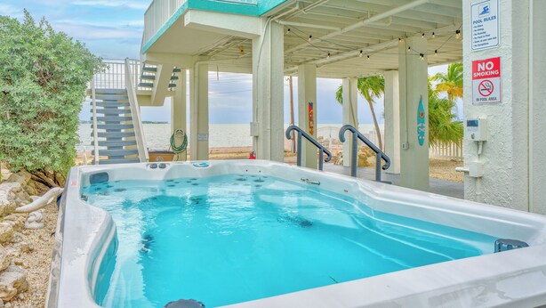 Ein Whirlpool mit Blick auf den Strand, ein Balkon und ein Rauchverbot-Schild.