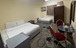 Triple Room | Desk, free WiFi
