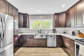 Kjøleskap, mikrobølgeovn, ovn og kokeplater