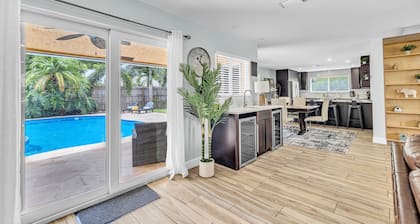 Spacious Palm Paradise Retreat -Heated Pool East Delray - Near The Beach- 4/3