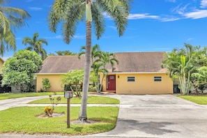 Exterior - Spacious Palm Paradise Retreat -Heated Pool East Delray - Near The Beach- 4/3 (Delray Beach)