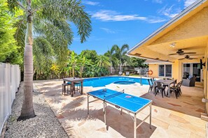 Outdoor dining - Spacious Palm Paradise Retreat -Heated Pool East Delray - Near The Beach- 4/3 (Delray Beach)