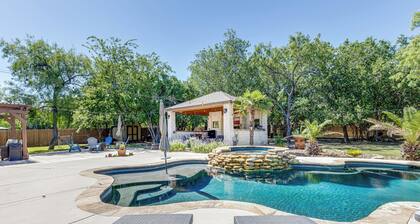 4-bedroom house in San Antonio, close to Sea World and Lackland AFB with pool!