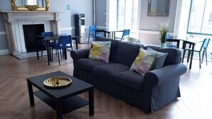 Living room - Room-shared Beds in Hostel for two (Dublin)