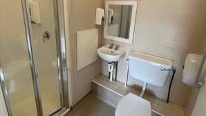Bathroom - Room-shared Beds in Hostel for two (Dublin)