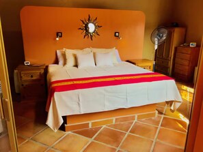 3 habitaciones, tabla de planchar con plancha, wifi y ropa de cama 