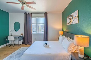 Iron/ironing board, WiFi, bed sheets - Walk To Westgate w/ Modern Pool, Gym, Parking, W/D (Glendale)