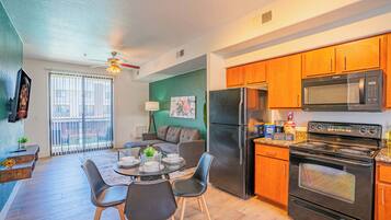 Kühlschrank, Mikrowelle, Ofen, Herdplatte