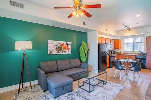 Walk To Westgate w/ Modern Pool, Gym, Parking, W/D