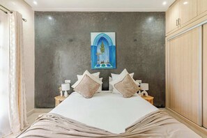 3 عدّة غرف نوم ومكواة/لوح كي وواي فاي وملاءات أسرّة