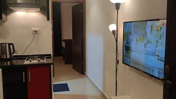 Apartment, 1 Bedroom, Accessible, Smoking | Living room