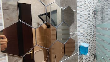 Apartment, 1 Bedroom, Accessible, Smoking | Bathroom