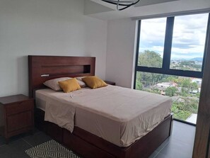 2 slaapkamers, een strijkplank/strijkijzer, internet, beddengoed