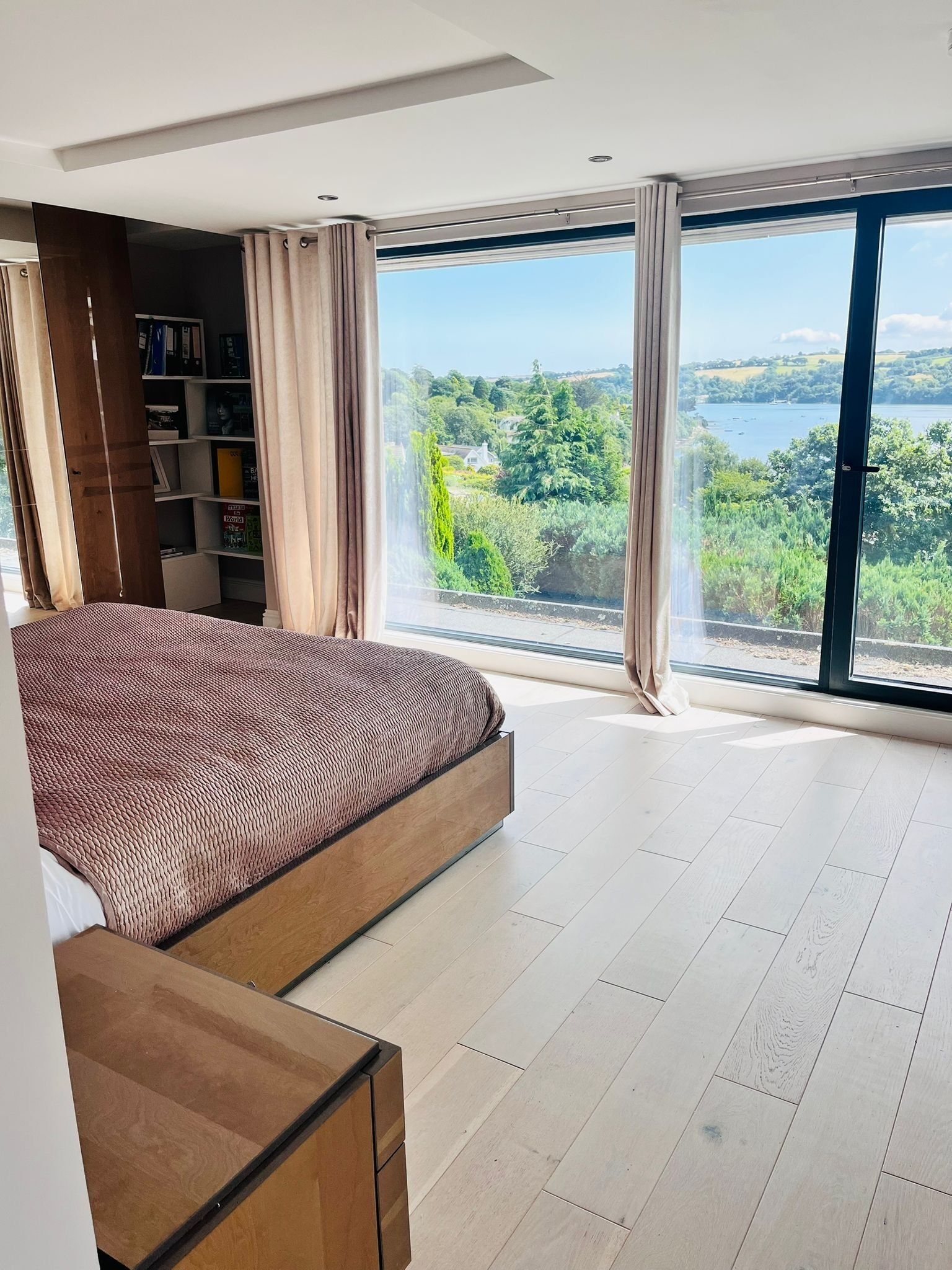 4 bedrooms, iron/ironing board, internet, bed sheets