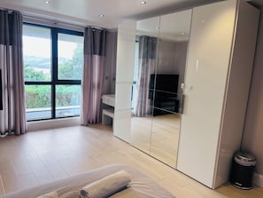 4 habitaciones, tabla de planchar con plancha, internet y ropa de cama
