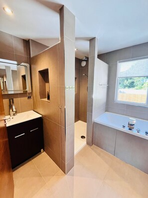 Towels, toilet paper - Spacious Modern Creek View House (Truro)