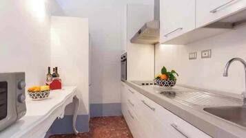 Microonde, forno, piano cottura, lavastoviglie