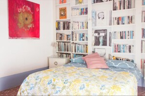3 habitaciones, tabla de planchar con plancha, wifi y ropa de cama 