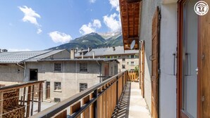 A balcony with a view of a mountain and adjacent buildings. - LE BÛCHER - VAL CENIS (VAL CENIS)
